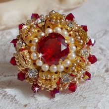 Ring L'Oiseau des Iles Rouge Doré bestickt mit Perlmuttperlen, Swarovski-Kristallen, einem schönen Blumenstempel und Rocailles.